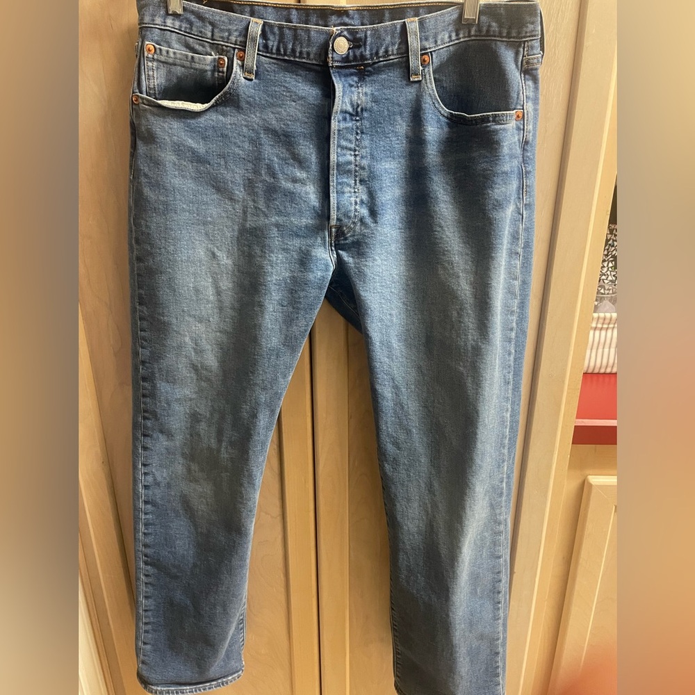 Men’s Levi’s 501 Jeans 👖 Size 36 x 30 ✨ Straight Legged ✨ Like New ✨ Light Wash